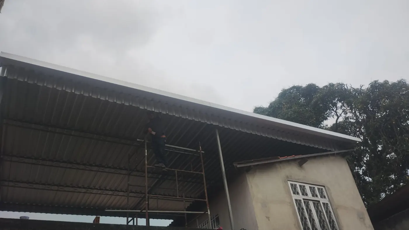 Cobertura metálica instalada nos fundos de uma casa