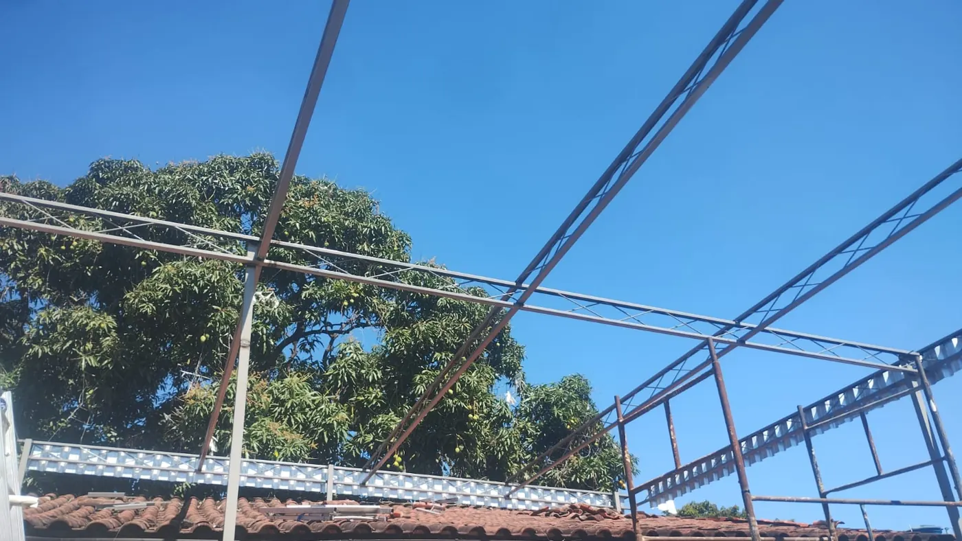 Estrutura de aço de uma cobertura antes da colocação das telhas