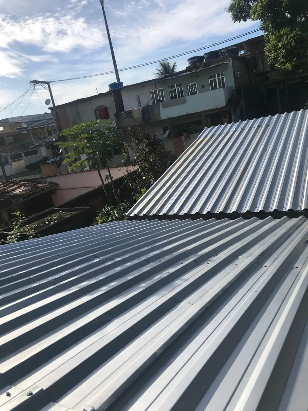 Telhado metálico com caimento para a calha